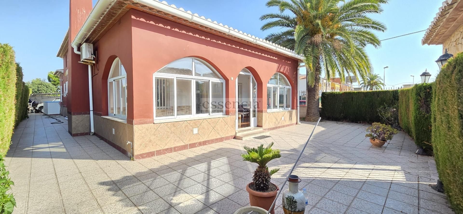 Vista exterior de Casa o xalet en venda en Oliva amb Aire condicionat, Jardí privat i Terrassa