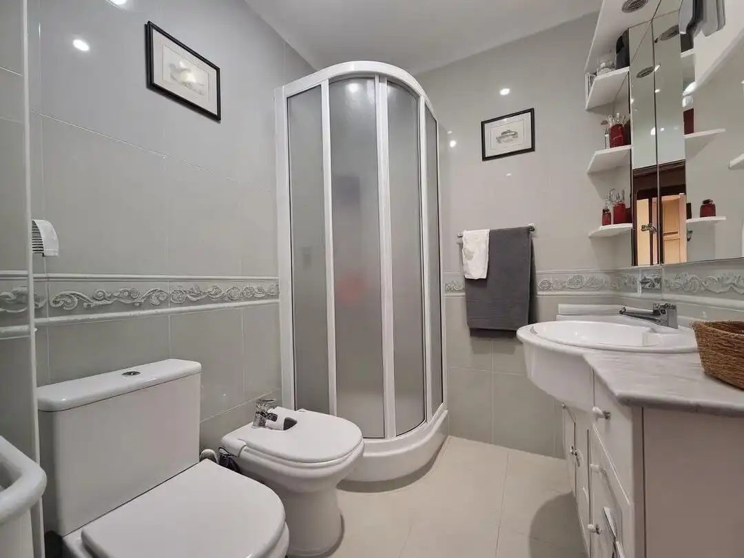 Bathroom of Flat for sale in Fuenlabrada  with Air Conditioner and Heating