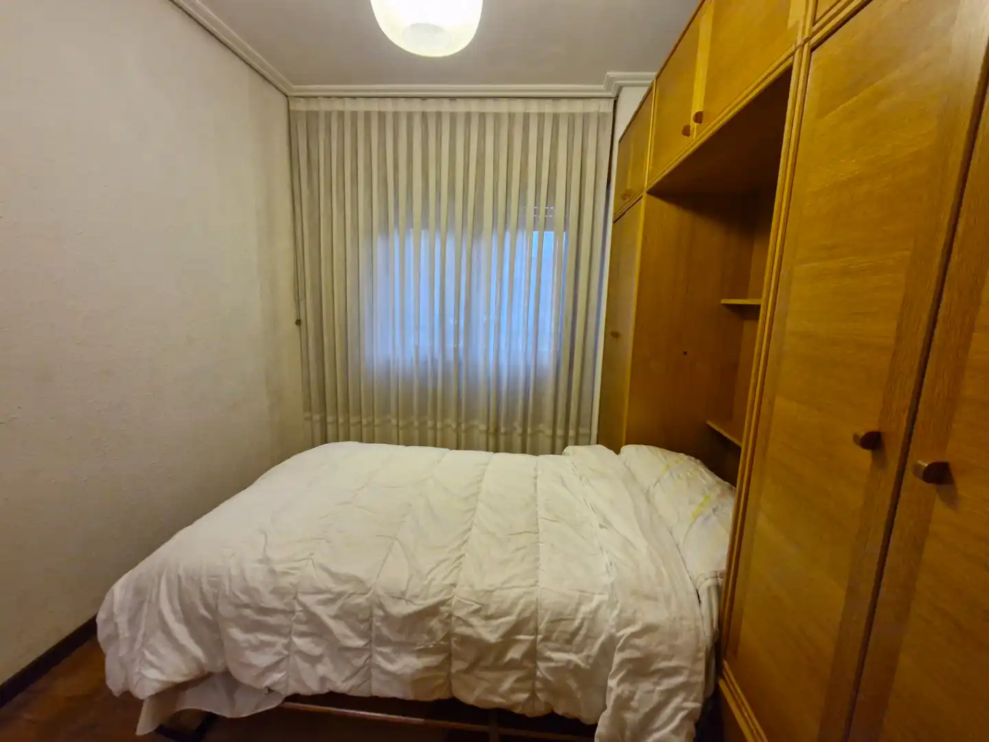 Habitación de Piso de alquiler en Vitoria - Gasteiz con Calefacción, Parquet y Amueblado