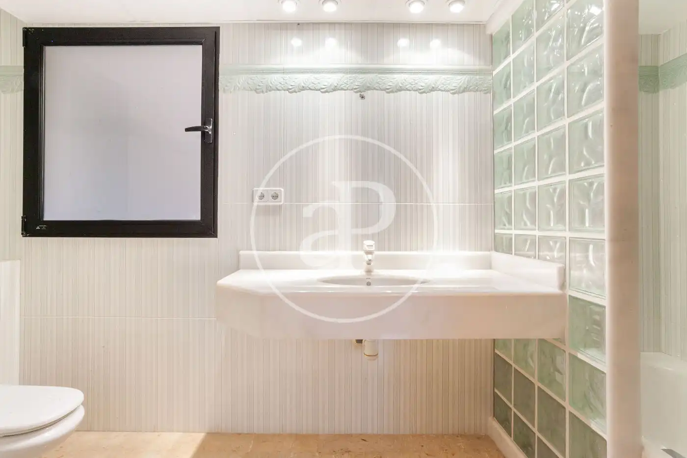 Bathroom of Flat for sale in Alicante / Alacant  with Air Conditioner, Heating and Storage room
