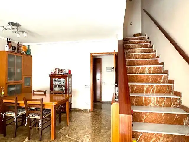 Einfamilien-Reihenhaus zum Verkauf in Sant Boi de Llobregat mit Klimaanlage, Heizung und Terrasse
