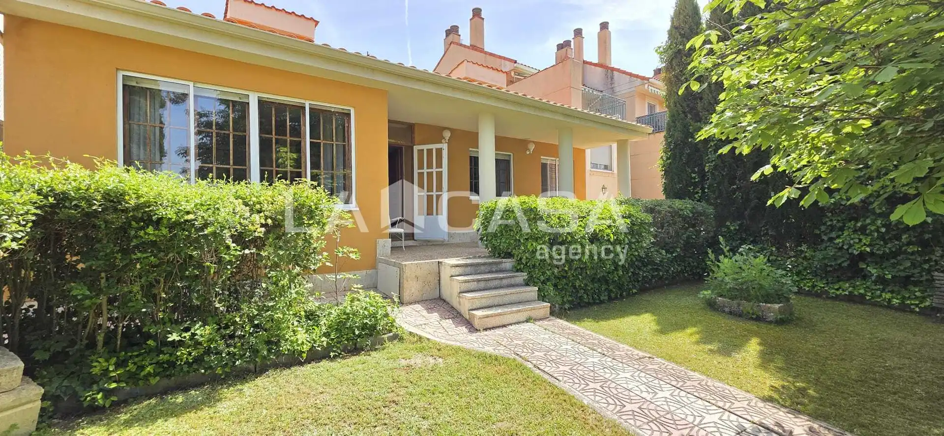 Vista exterior de Casa o xalet en venda en Dueñas amb Calefacció