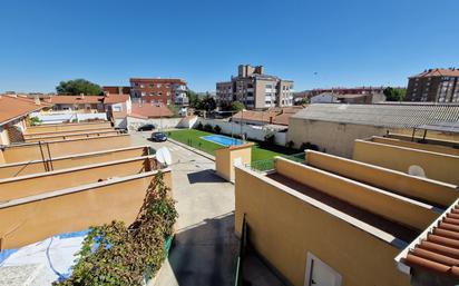 Exterior view of Duplex for sale in Venta de Baños  with Parquet flooring, Terrace and Community pool