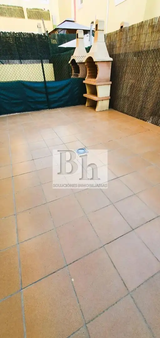Vista exterior de Casa adosada en venta en Alhaurín de la Torre con Aire acondicionado, Calefacción y Jardín privado