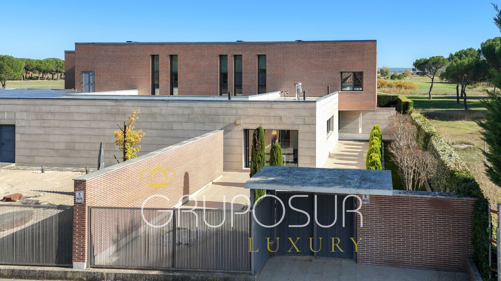 Exterior view of House or chalet for sale in Aldeamayor de San Martín  with Heating, Private garden and Terrace