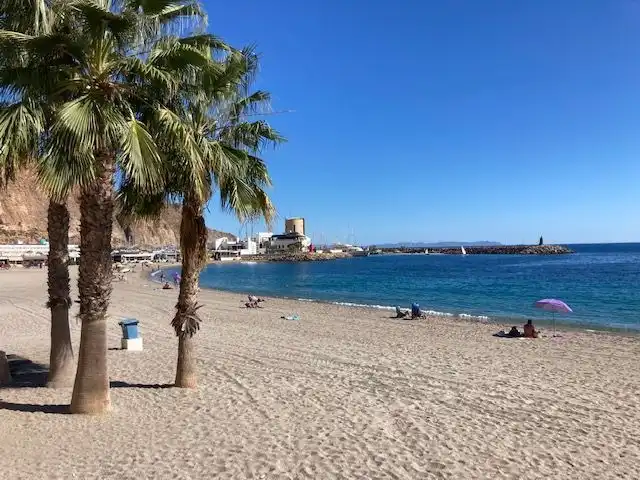 Vista exterior de Casa adosada en venda en Roquetas de Mar amb Aire condicionat, Terrassa i Traster