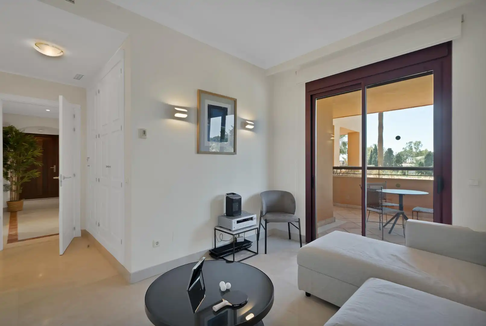 Sala d'estar de Apartament en venda en Marbella amb Aire condicionat, Calefacció i Jardí privat