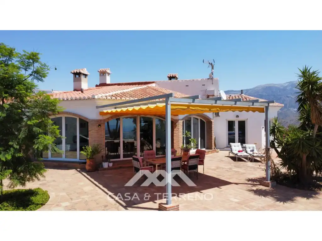 Terrassa de Casa o xalet en venda en Vélez-Málaga amb Aire condicionat, Jardí privat i Terrassa