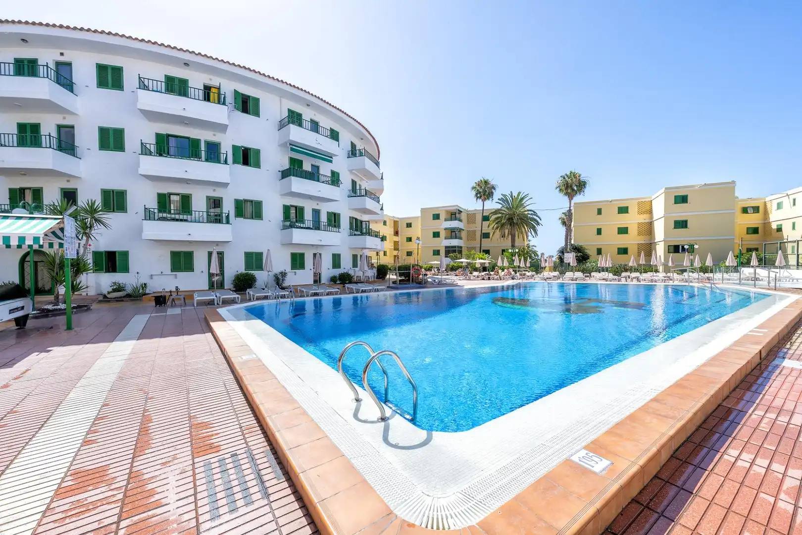 Piscina de Apartamento en venta en Playa del Inglés