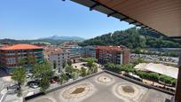 Vista exterior de Pis en venda en Beasain amb Calefacció, Terrassa i Moblat