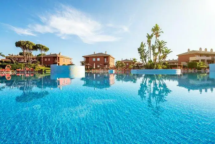 Piscina de Casa adosada en venda en Chiclana de la Frontera amb Aire condicionat, Jardí privat i Terrassa