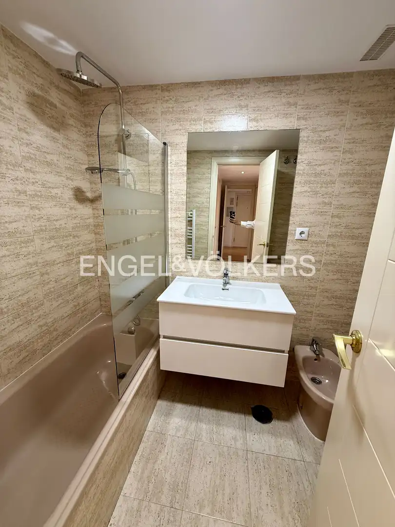 Badezimmer von Wohnung zur Miete in Madrid mit Klimaanlage, Heizung und Parkett