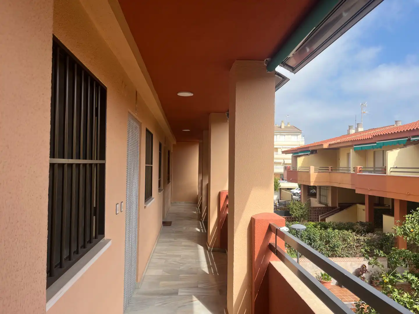 Vista exterior de Piso en venta en Salobreña con Terraza, Trastero y Piscina comunitaria