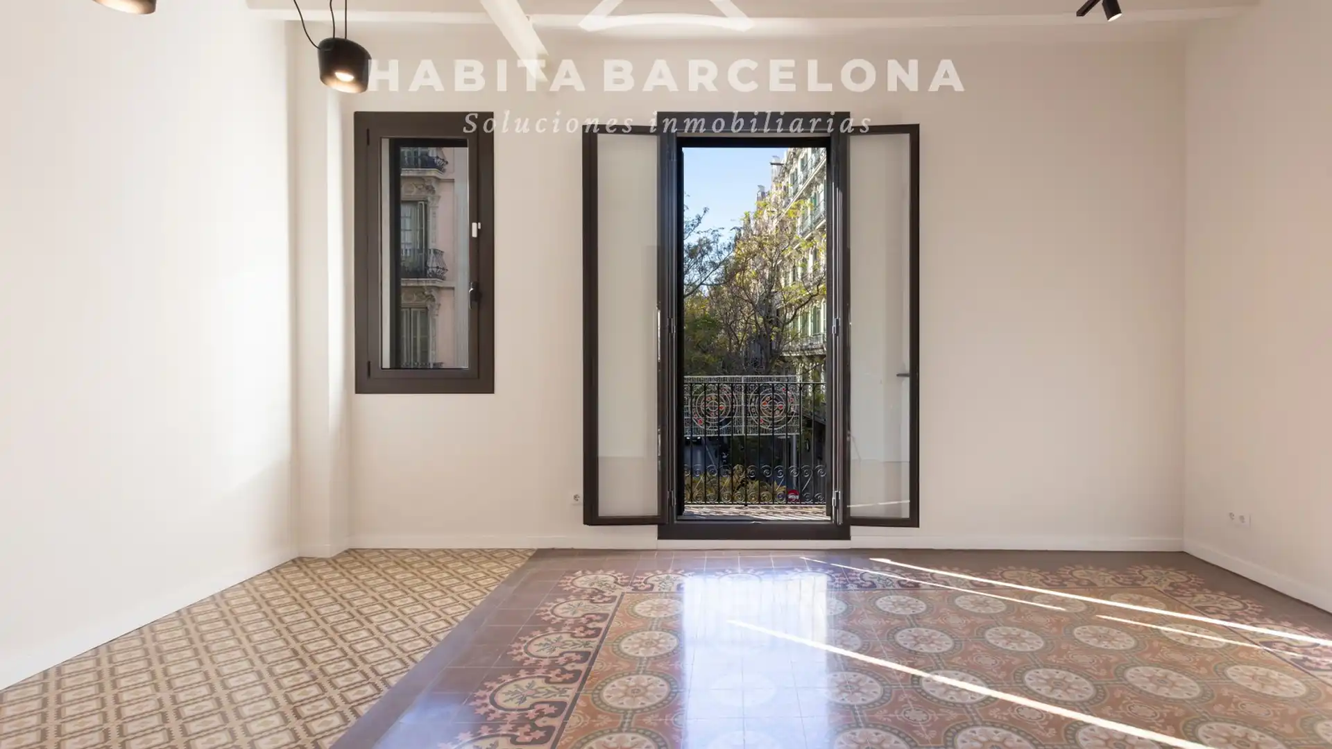 Exterior view of Flat for sale in  Barcelona Capital  with Air Conditioner, Heating and Storage room