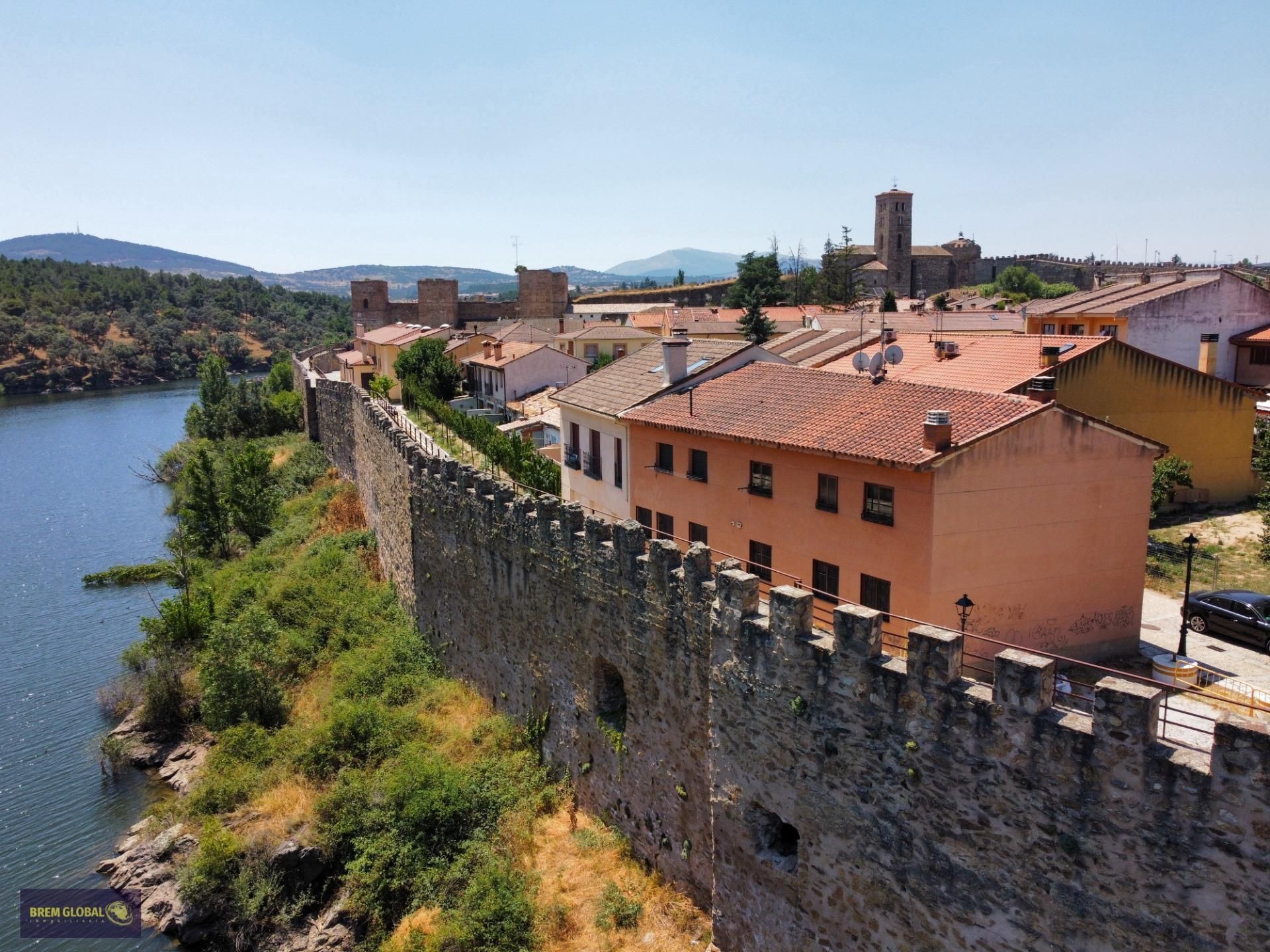 Vista exterior de Casa adosada en venda en Buitrago del Lozoya amb Calefacció, Traster i Balcó
