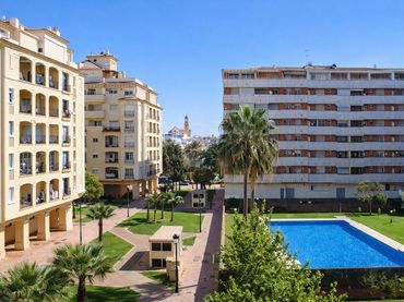 Pis amb piscina en venda a Estepona Pueblo