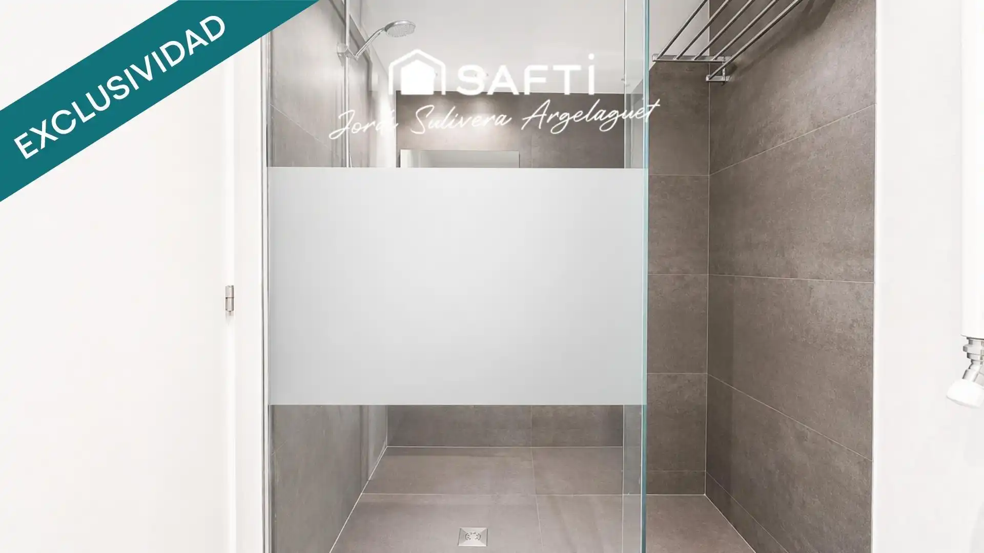 Bathroom of Flat for sale in Girona  with Air Conditioner, Heating and Terrace