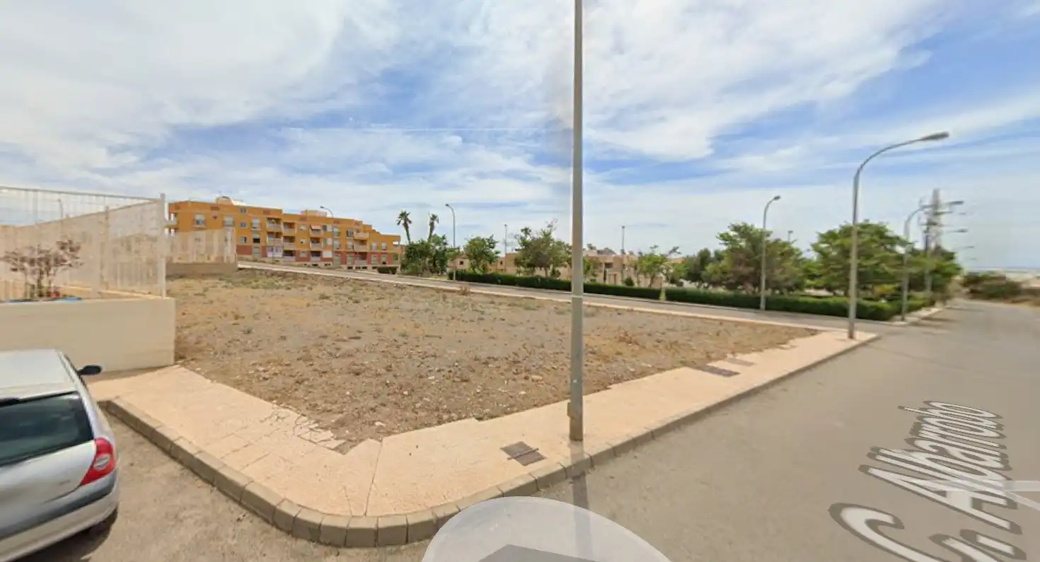 Terreno residencial en venta en Calle Rafael Alberti 100
