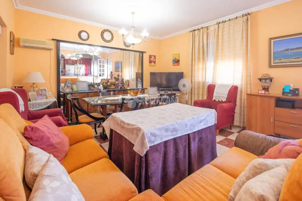Sala d'estar de Casa adosada en venda en Bellavista - La Palmera
