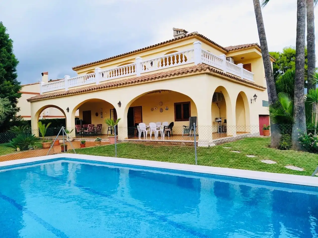 Detached house with pool for sale in Heliópolis