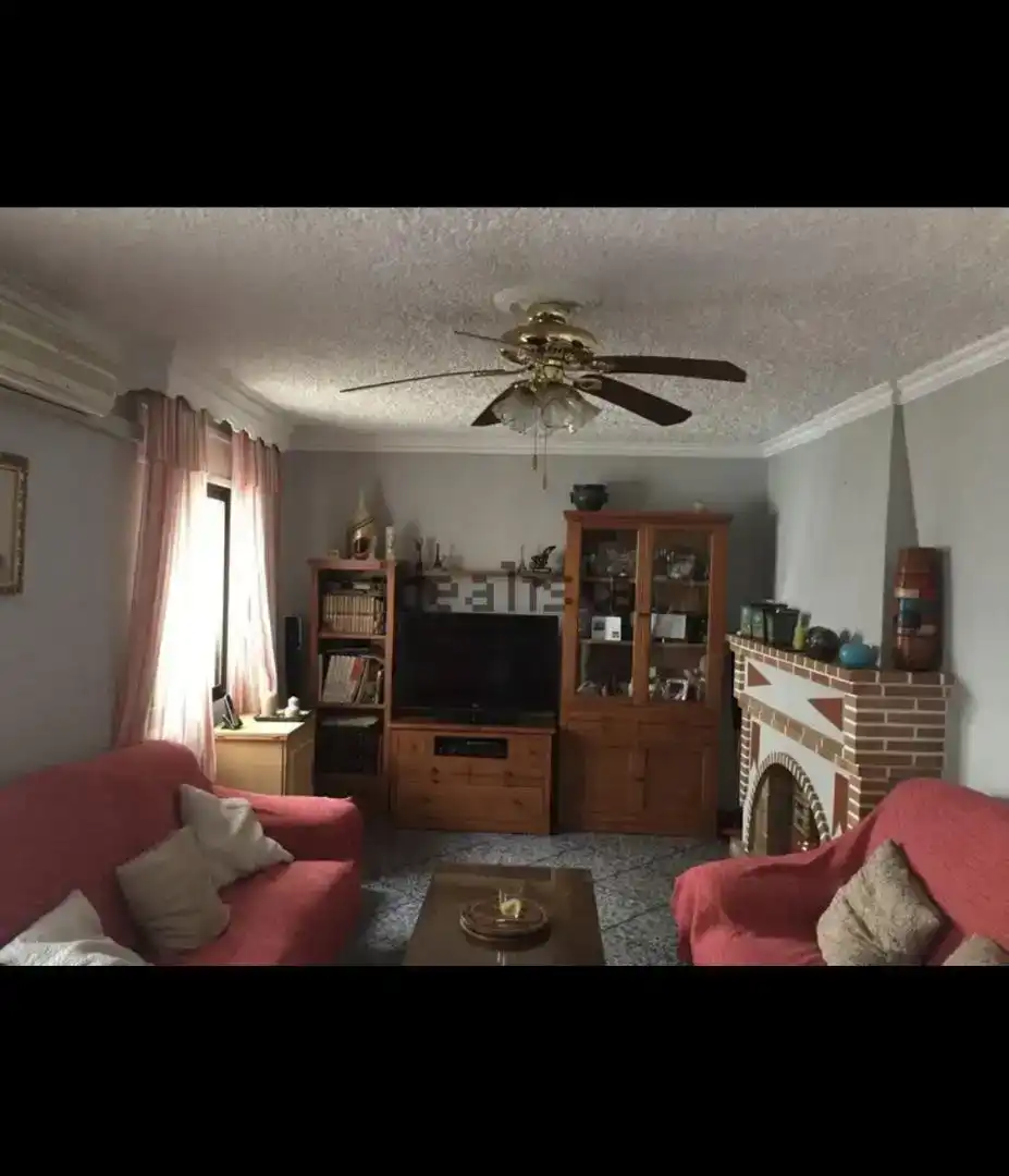 Wohnzimmer von Einfamilien-Reihenhaus zum Verkauf in Estepona mit Klimaanlage und Balkon
