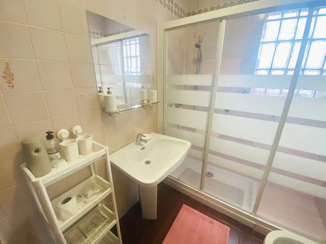 Badezimmer von Wohnungen zur Miete in Bilbao  mit Heizung, Terrasse und Ofen