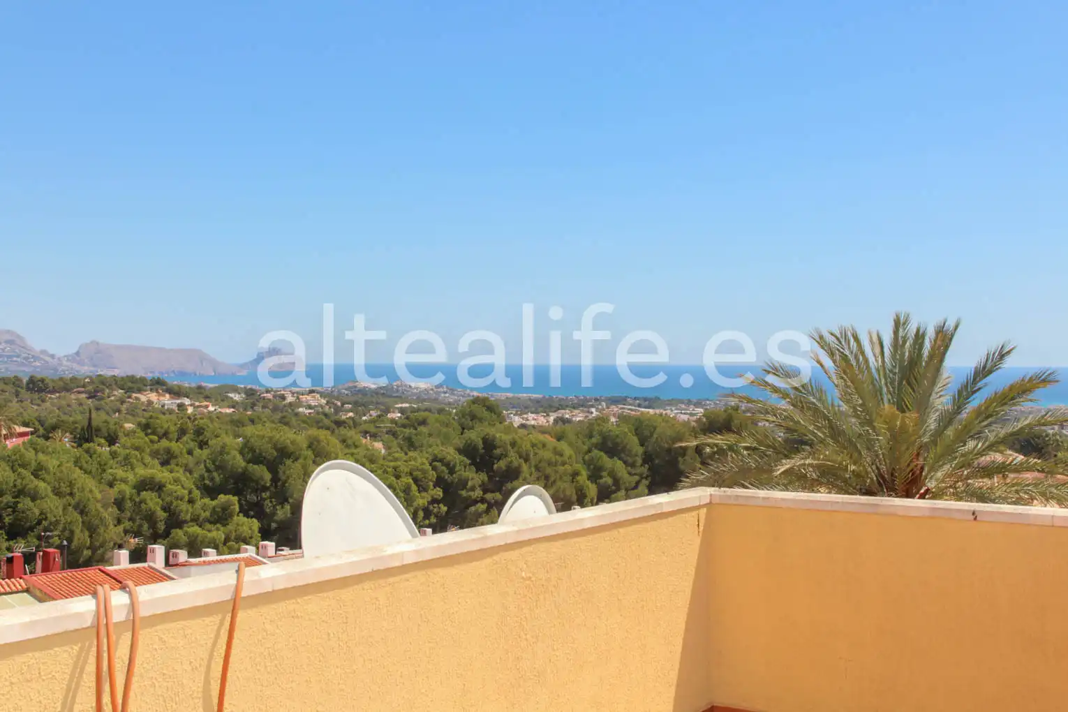 Vista exterior de Casa o chalet en venta en La Nucia con Aire acondicionado, Jardín privado y Terraza