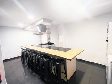 Business premises for sale in Carrer de Castella 1