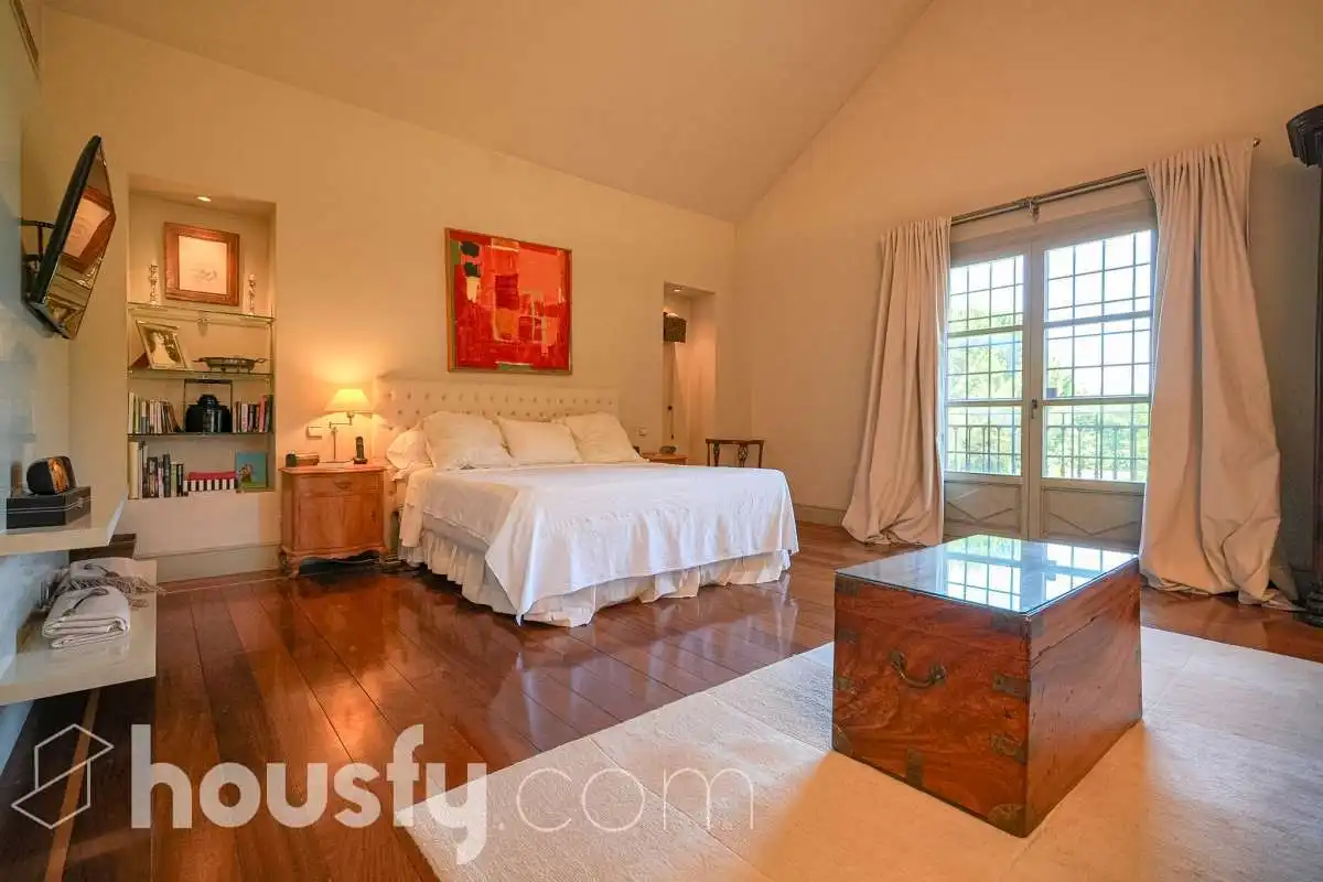 Bedroom of Houses for sale in Pozuelo de Alarcón  with Air Conditioner, Heating and Private garden