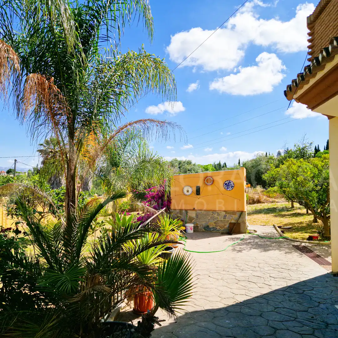 Vista exterior de Casa o xalet en venda en Alhaurín de la Torre amb Aire condicionat, Jardí privat i Terrassa