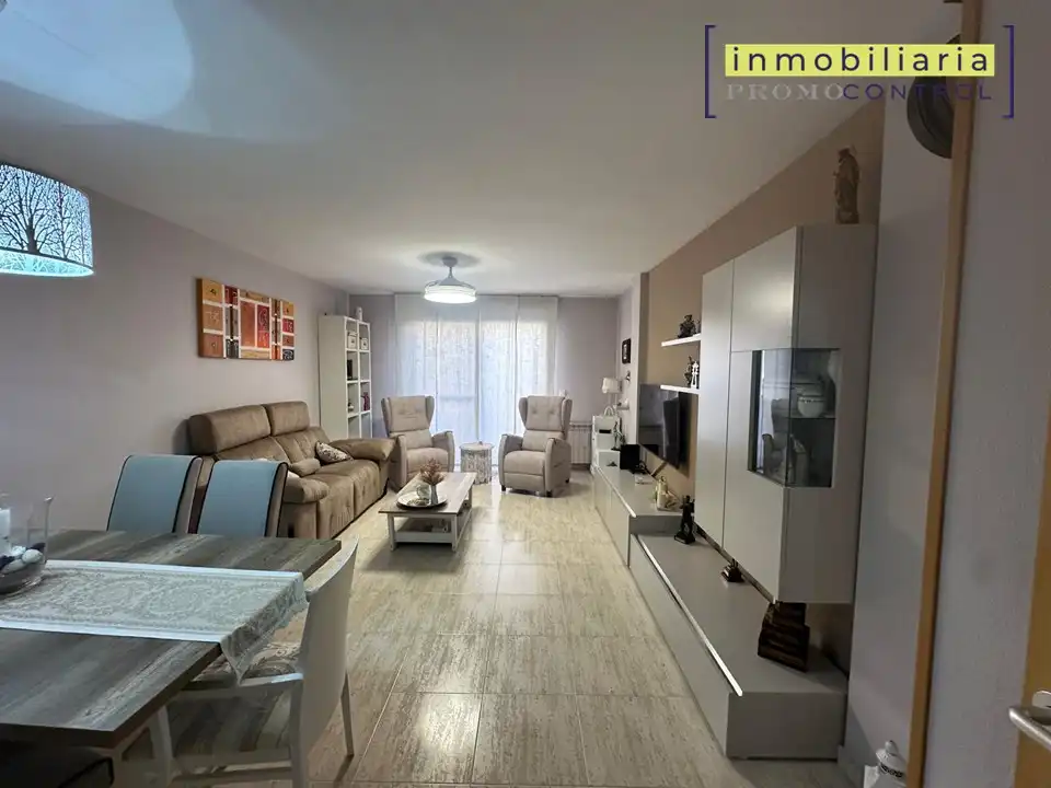 Sala d'estar de Casa adosada en venda en Zuera amb Calefacció, Jardí privat i Terrassa