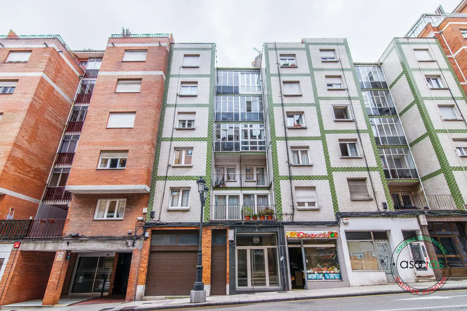 Vista exterior de Pis en venda en Oviedo  amb Calefacció, Parquet i Terrassa