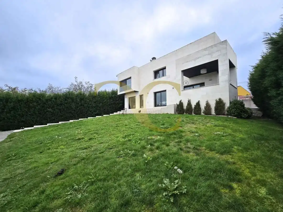 Vista exterior de Casa o xalet en venda en Oviedo  amb Calefacció, Jardí privat i Terrassa