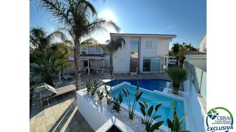 Empuriabrava preciosa casa moderna amb piscina i amarri prop de la platja, sala destar de 99 m2, imatge 2