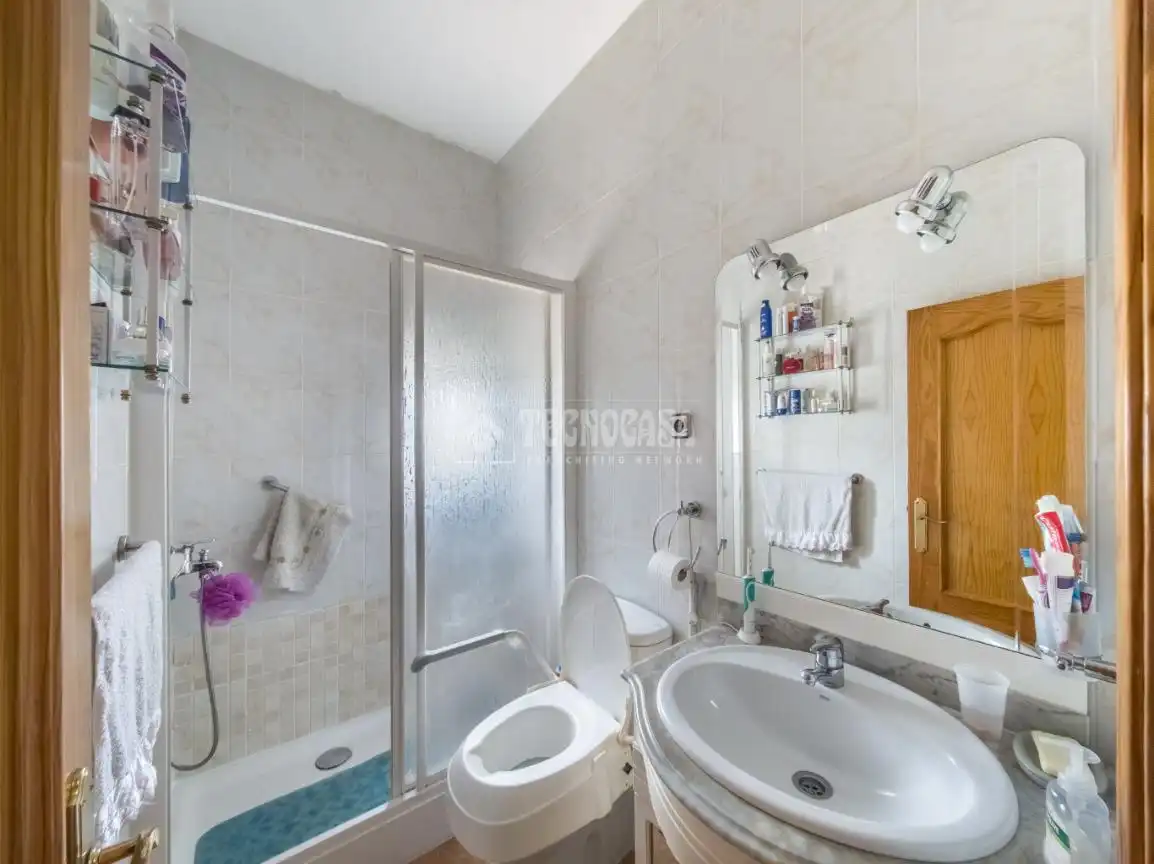 Baño de Casa adosada en venta en Campo Real con Aire acondicionado