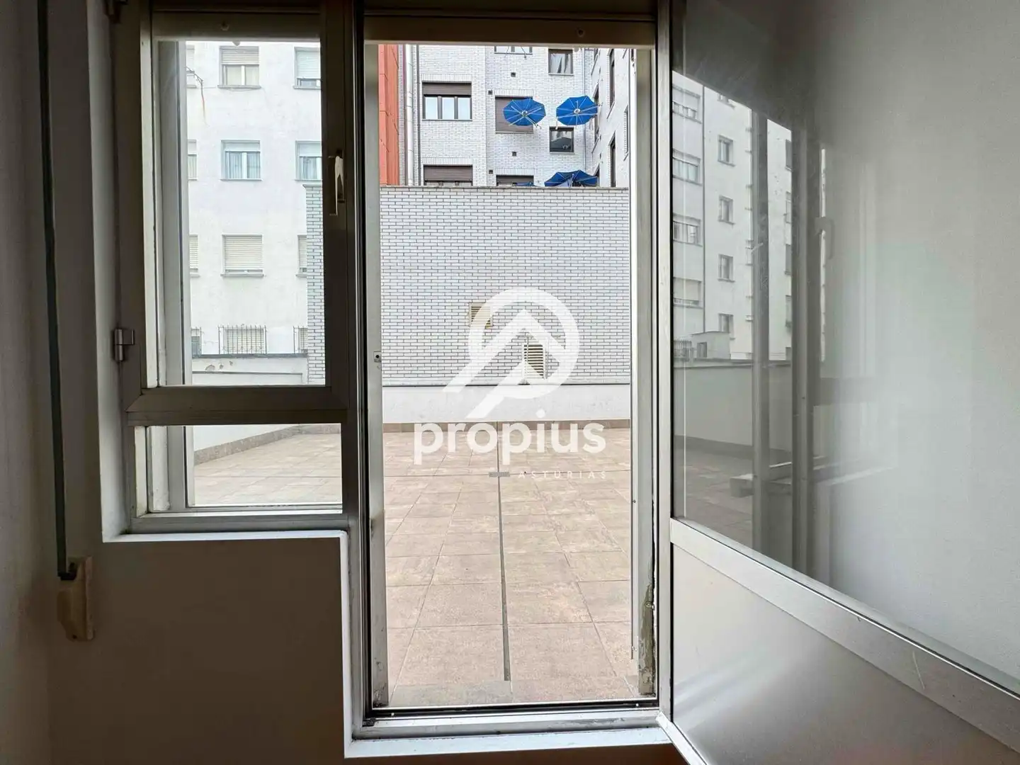 Vista exterior de Piso en venta en Oviedo  con Calefacción, Parquet y Terraza