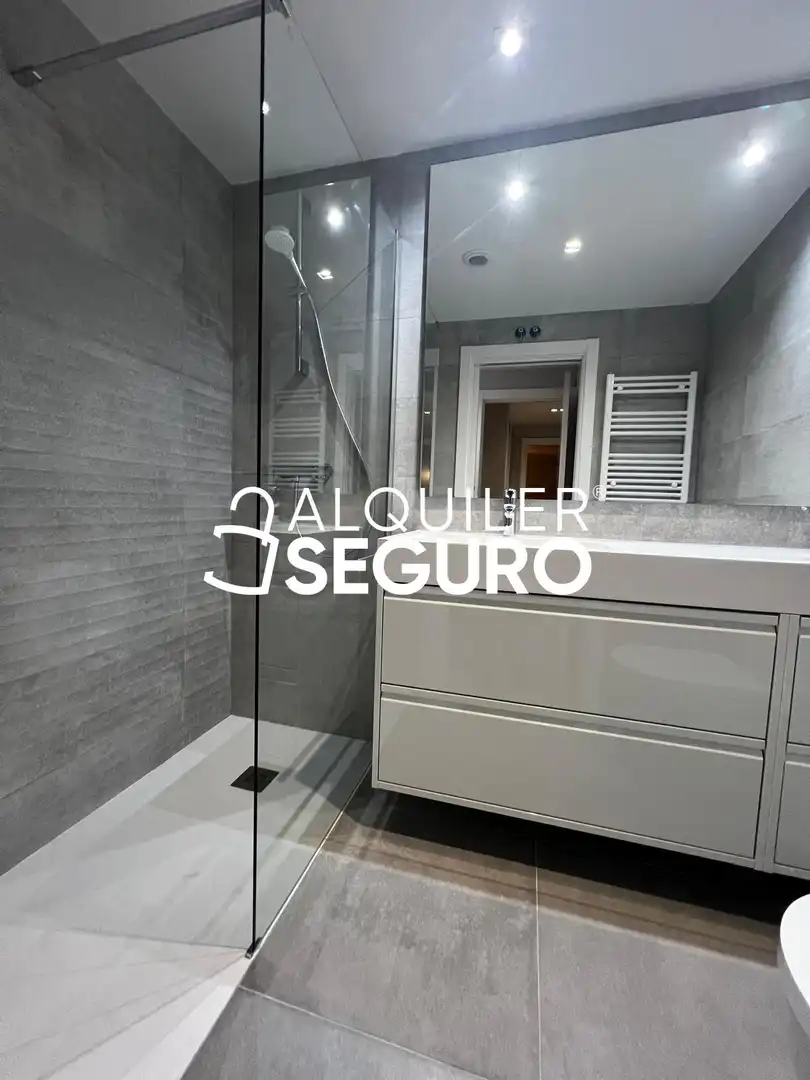 Bany de Pis de lloguer en Madrid amb Aire condicionat, Calefacció i Terrassa