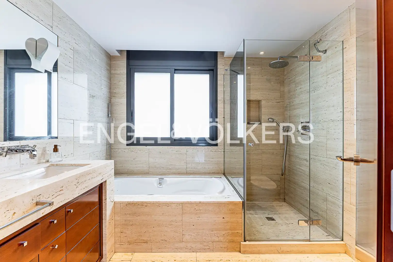 Bathroom of Houses for sale in Esplugues de Llobregat  with Air Conditioner, Heating and Private garden