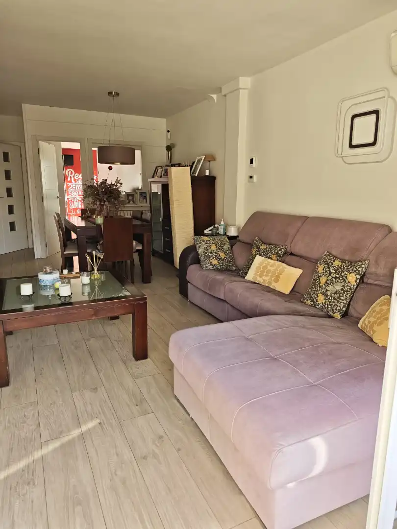 Wohnzimmer von Einfamilien-Reihenhaus zum Verkauf in Cubelles mit Klimaanlage, Heizung und Privatgarten
