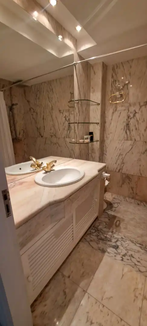 Badezimmer von Wohnung zur Miete in Marbella mit Klimaanlage, Heizung und Terrasse