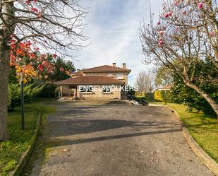 Vista exterior de Casa o xalet en venda en Vigo  amb Jardí privat, Terrassa i Traster