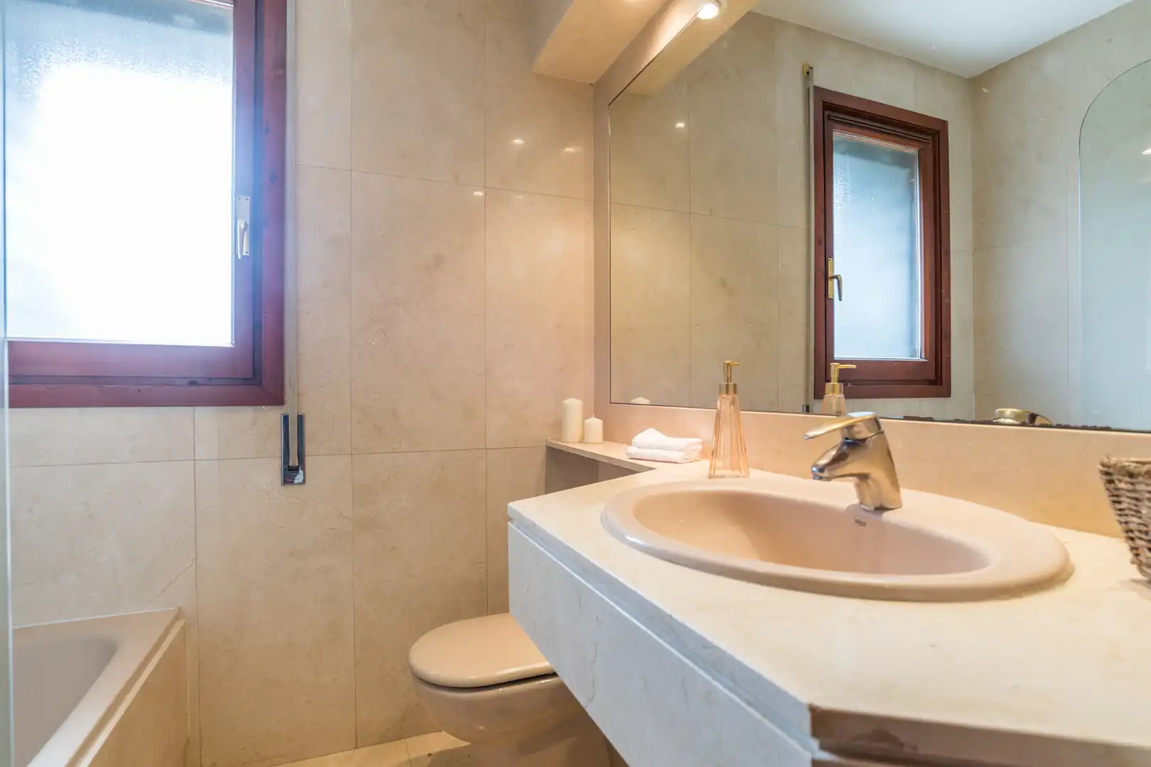 Bathroom of Houses for sale in Pozuelo de Alarcón  with Air Conditioner, Heating and Private garden
