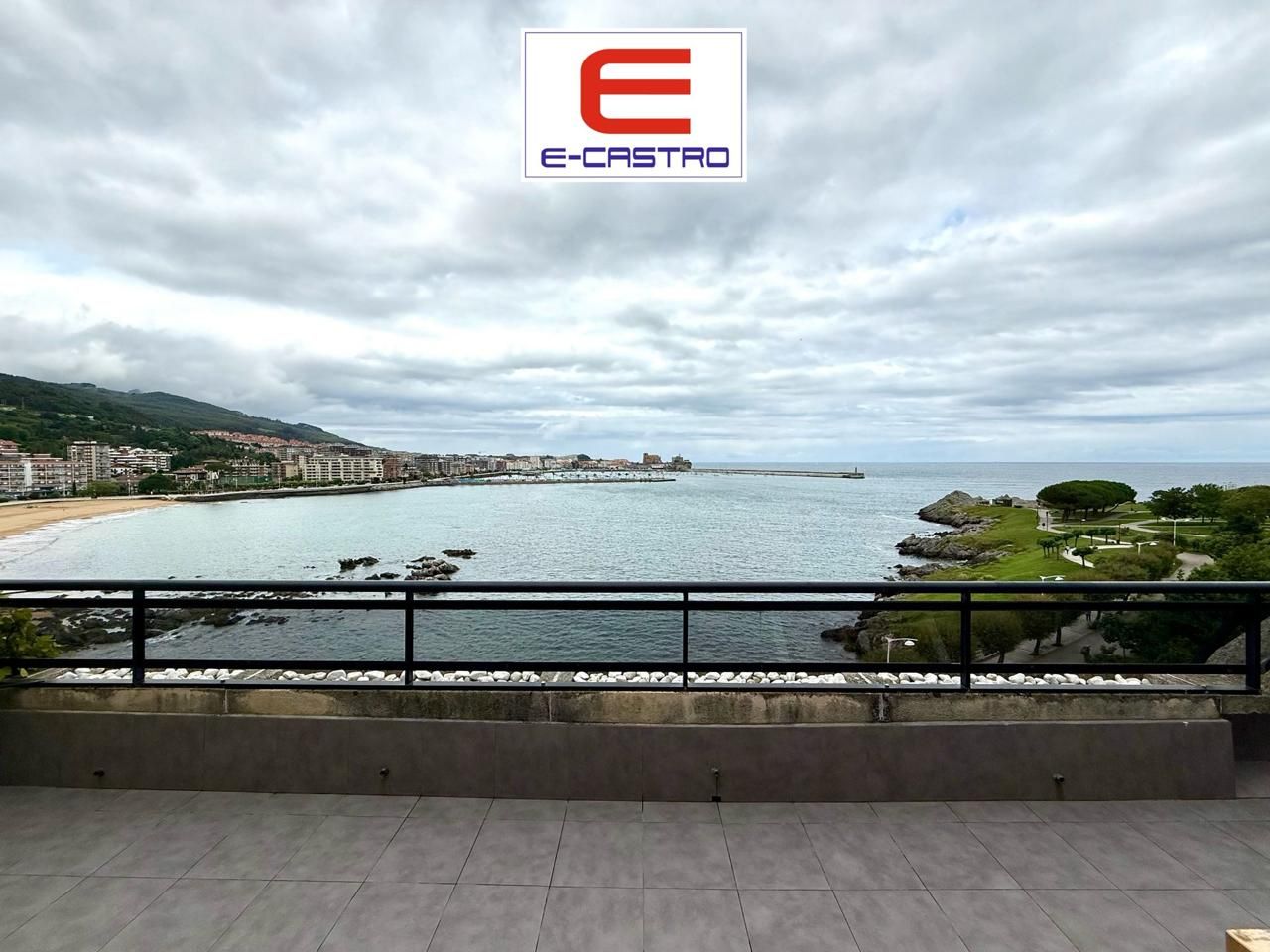 Vista exterior de Àtic en venda en Castro-Urdiales amb Calefacció, Terrassa i Traster