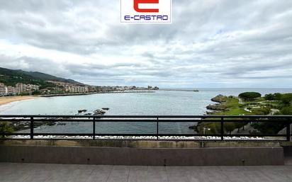 Vista exterior de Àtic en venda en Castro-Urdiales amb Calefacció, Terrassa i Traster