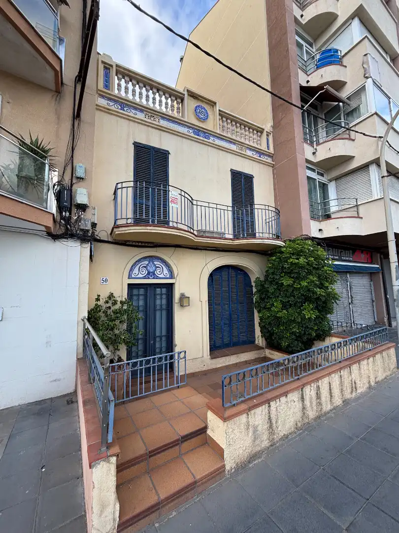 Vista exterior de Casa adosada en venda en Vilassar de Mar amb Jardí privat, Terrassa i Forn