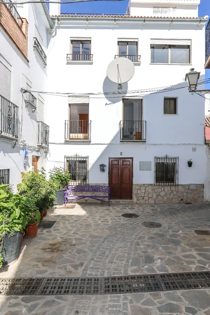 Vista exterior de Casa adosada en venda en Yunquera amb Jardí privat