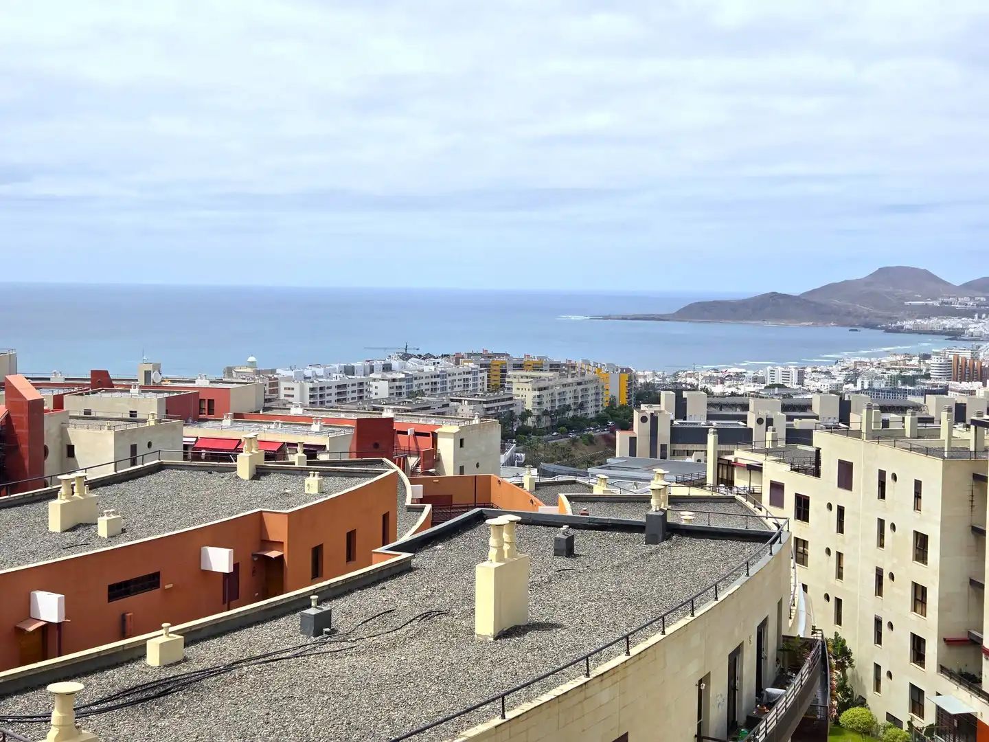 Außenansicht von Wohnung zur Miete in Las Palmas de Gran Canaria mit Privatgarten, Abstellraum und Möbliert