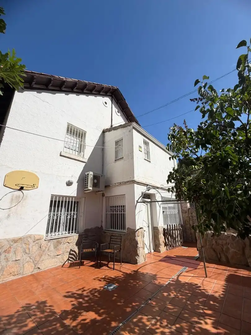 Vista exterior de Casa o xalet en venda en Madrid amb Aire condicionat, Calefacció i Jardí privat