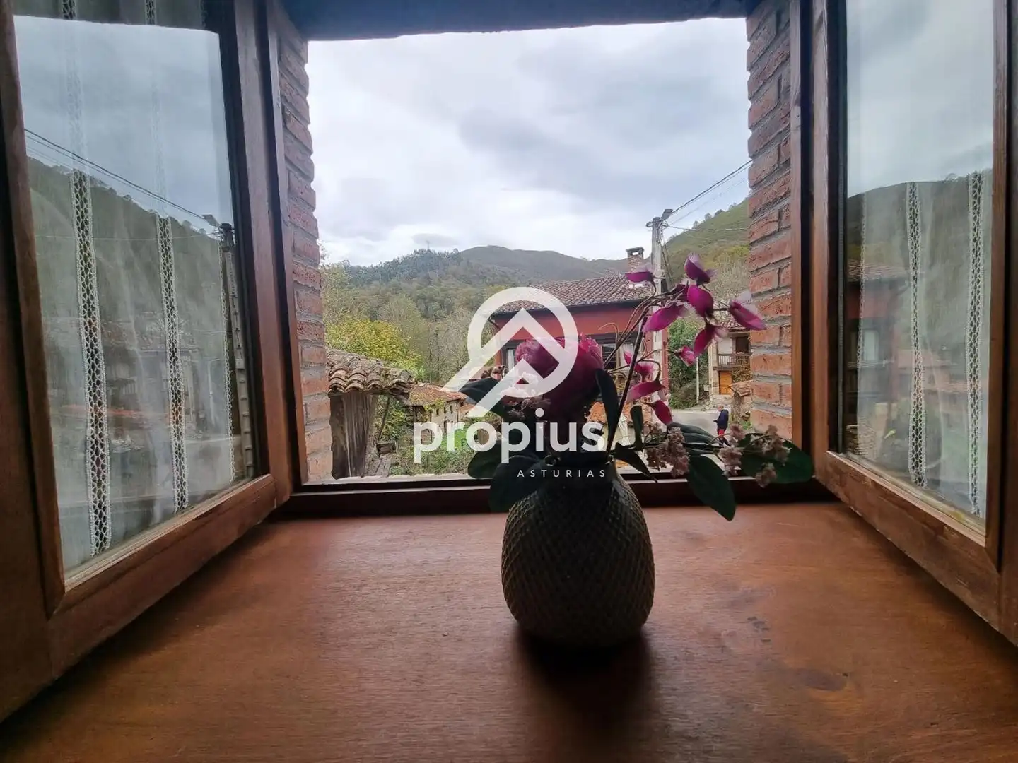 Außenansicht von Einfamilien-Reihenhaus zum Verkauf in Cangas de Onís mit Heizung und Terrasse