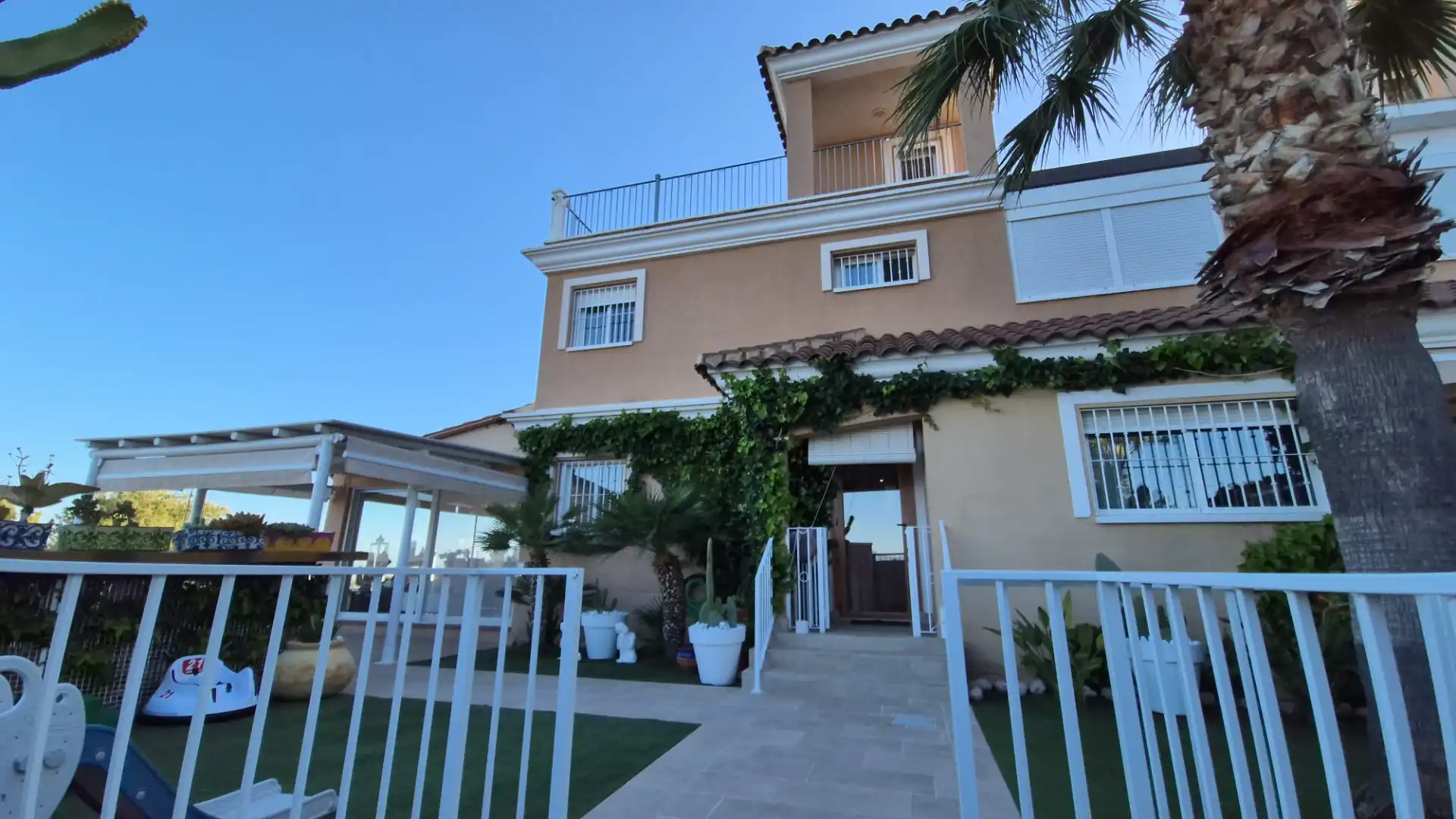 Vista exterior de Casa adosada en venda en Murcia amb Aire condicionat, Jardí privat i Terrassa